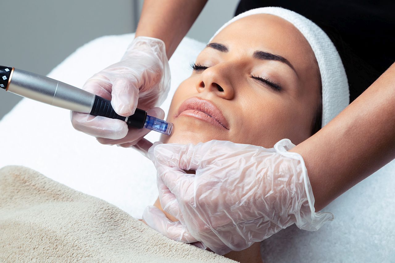 Cosmetologist making mesotherapy injection with dermapen on face